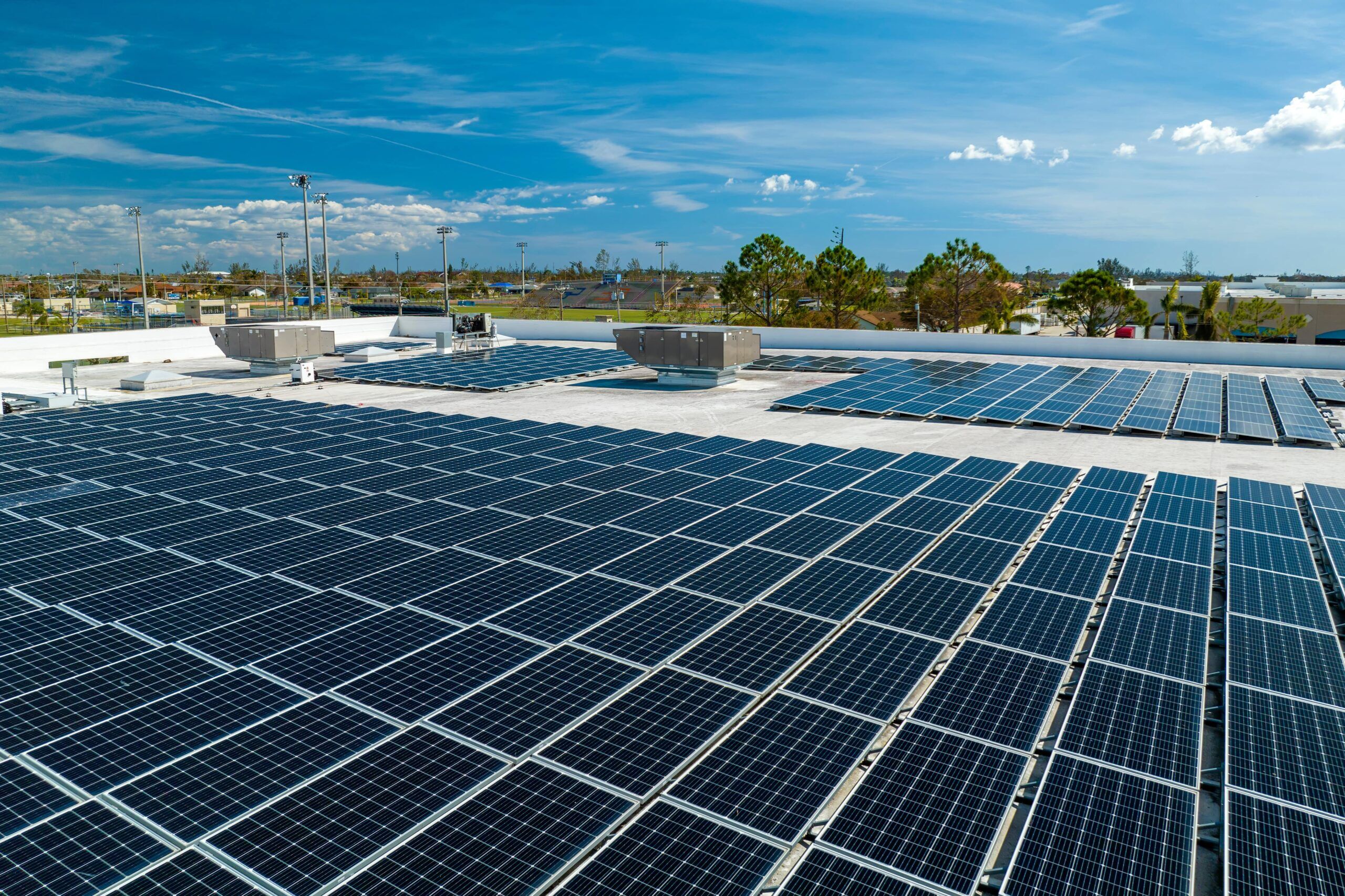 panneaux photovoltaïques sur un bâtiment du groupe SGE